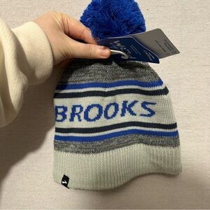 NWT Brooks Unisex Heritage Pom Beanie